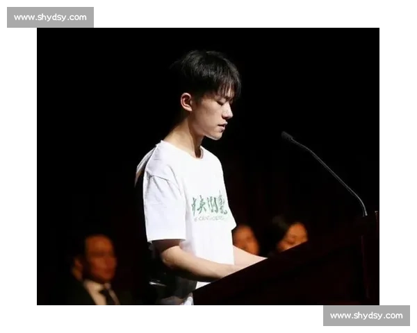 千玺的毕业礼迟到三年：穿学士服赴宴，终于圆满