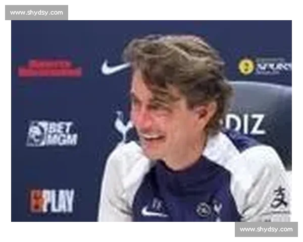 赛后碰杯的对手：弗兰克与莫耶斯的酒友情谊